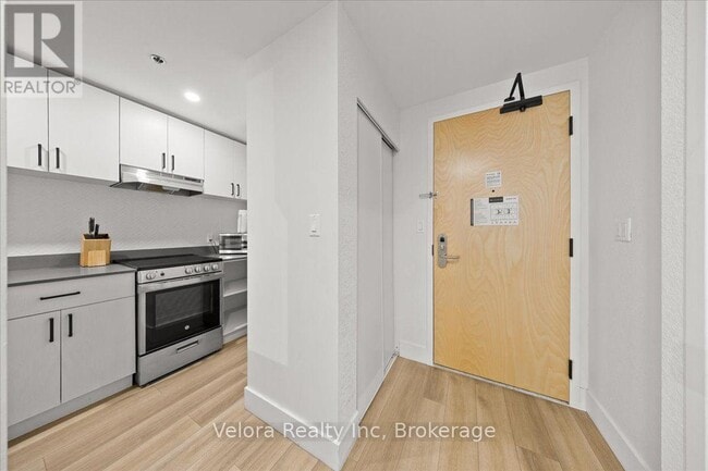 Building Photo - 161 Laurier Ave W