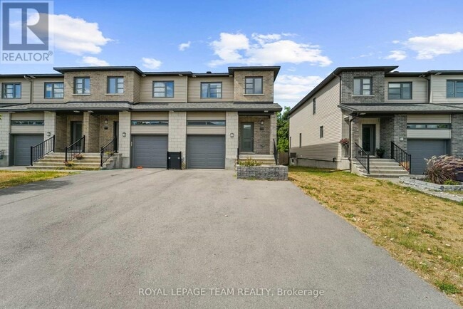 Building Photo - 279 Munro St