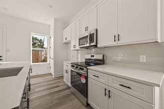 Building Photo - 2475 Carmel St