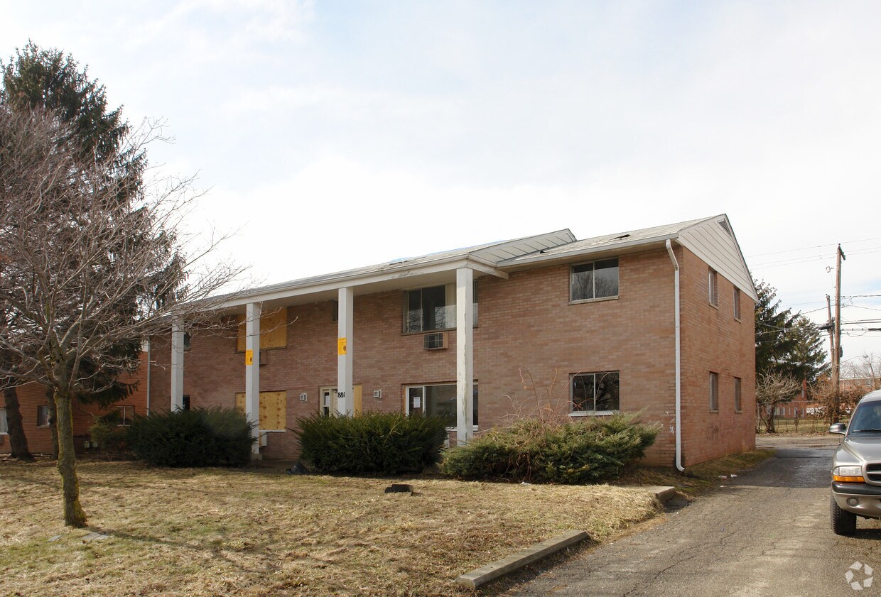 Primary Photo - 881 Kingsford Rd