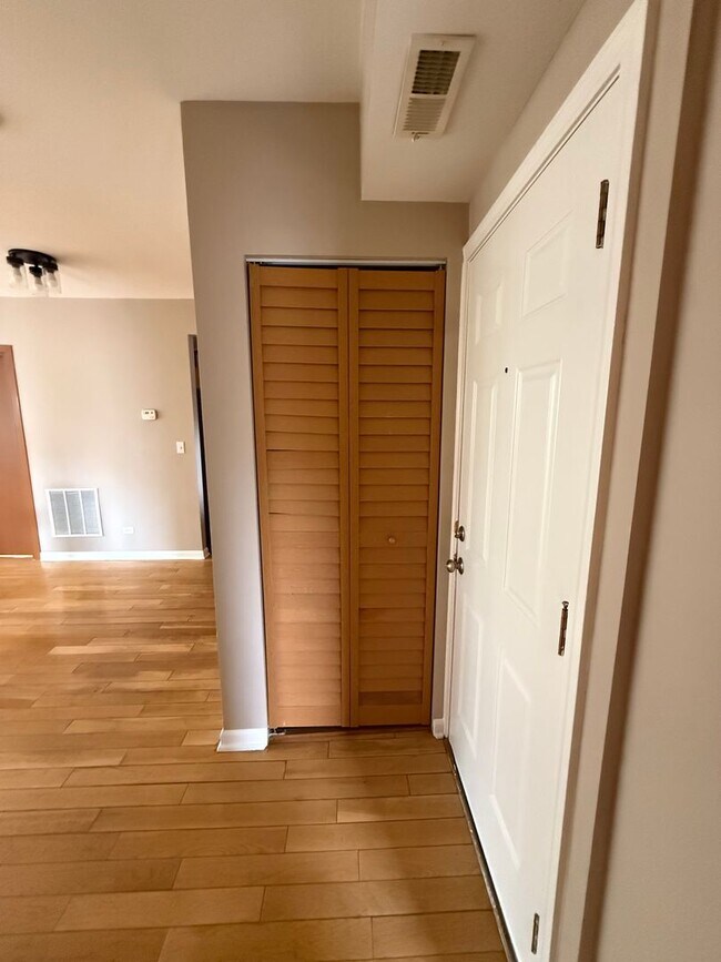 Foto del edificio - 3 Bedroom 2 Bath Apartment in Rogers Park