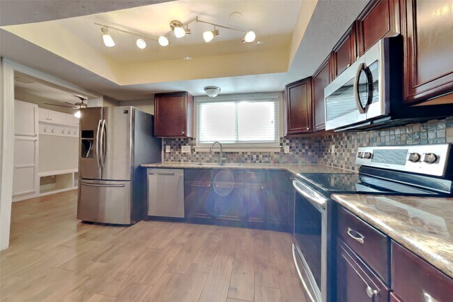 Building Photo - 2814 Golden Leaf Dr