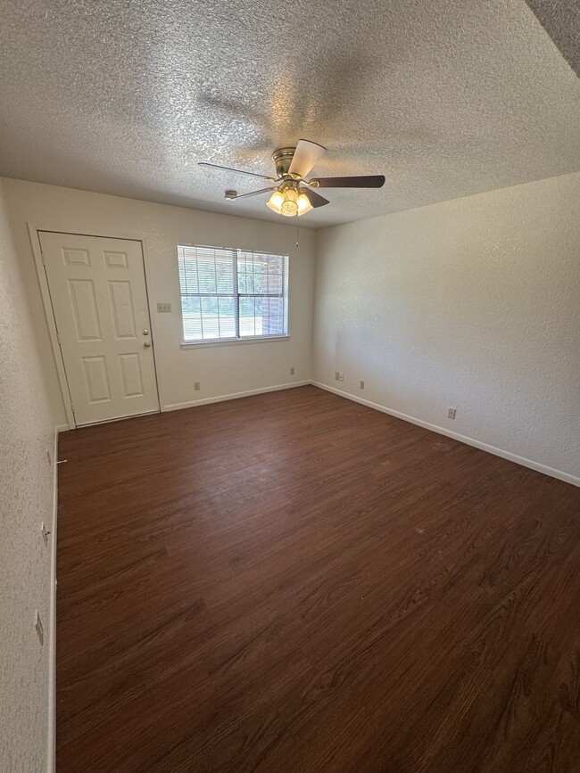 Building Photo - 704 W Jayme St