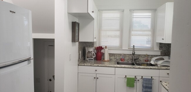 Foto del edificio - Charming, Comfortable And Convenient 2 Story Residential Home for Rent