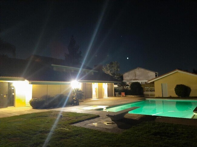 Building Photo - 1580 Country Club Dr