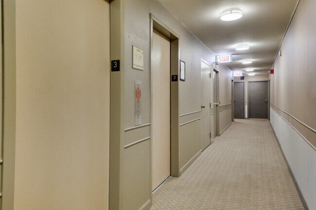 Building Photo - 2740 N Pine Grove Ave