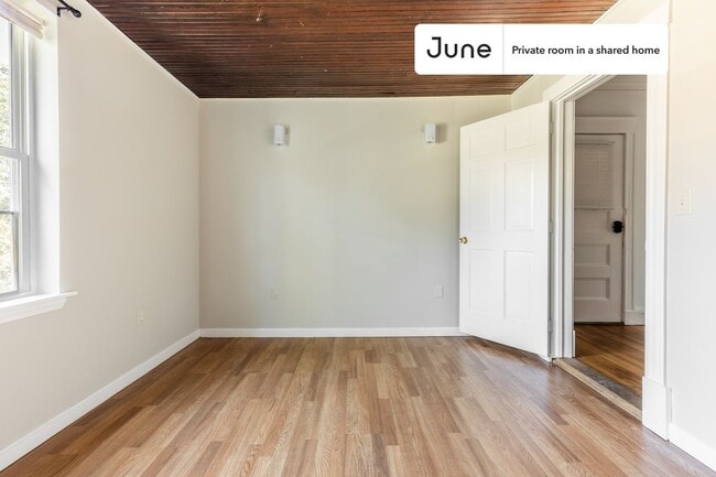 Foto del edificio - Room in Shared 9 bed/2 bath home