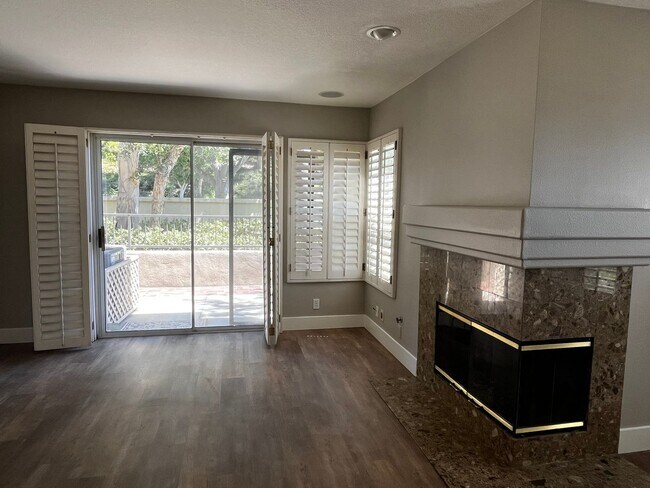 Foto del edificio - Downstairs 2 bed 2.5 bath unit in MV!