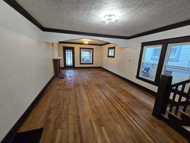 Building Photo - 21 W Beechwood Ave