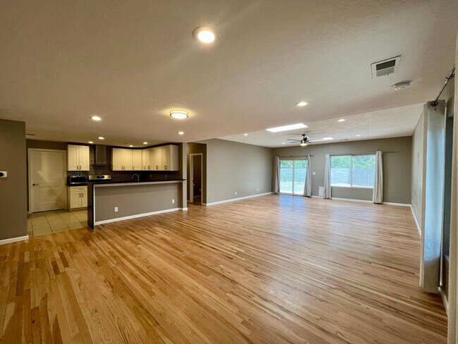 Foto del edificio - Large 3 Bedroom 2.5 Bathroom Home In The NE!