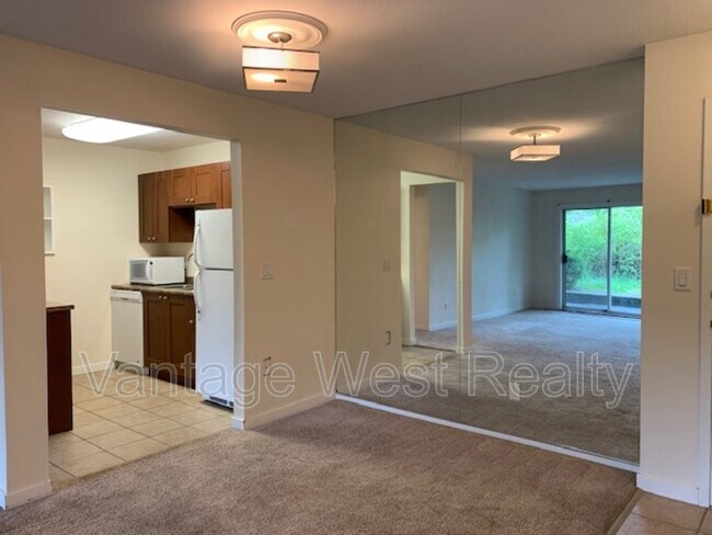 Building Photo - 3180-3180 De Montreuil Ct