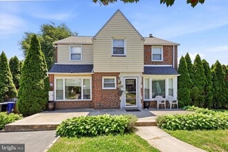 Building Photo - 1646 Surrey Ln