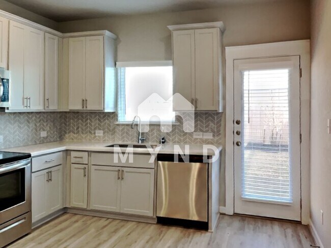 Building Photo - 890 Casina Cir