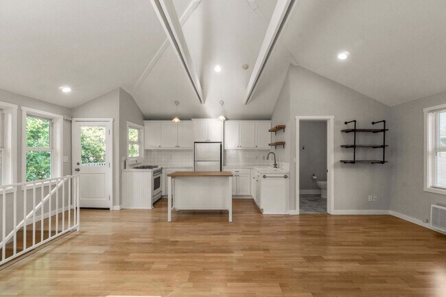 Foto del edificio - 21303 Ibanez Ave