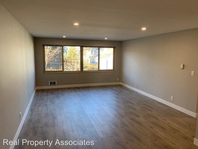 Building Photo - 9511 Roosevelt Way NE
