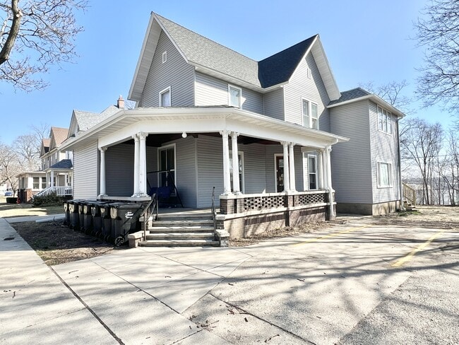 Building Photo - 747 Parker Ave