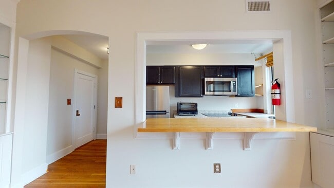 Building Photo - Historic Capitol Hill One Bedroom W/Open Floor Plan & Fireplace