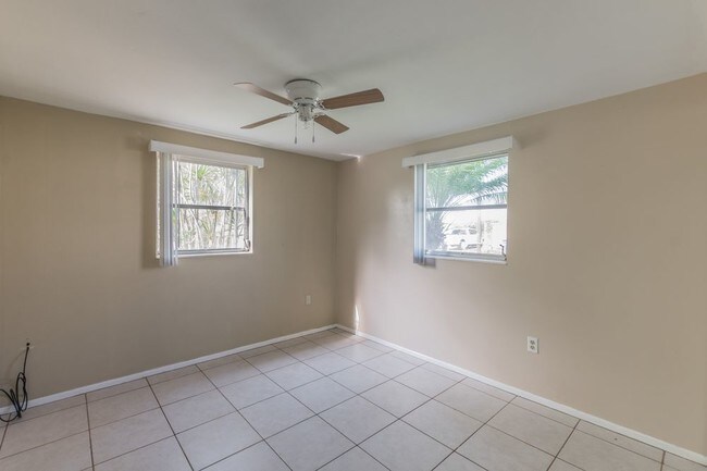Building Photo - 818 Bayview Dr