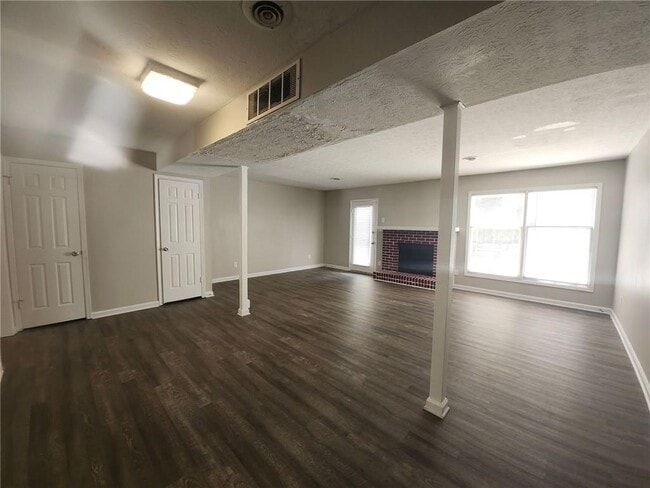 Building Photo - 105 Oak Hill Cir