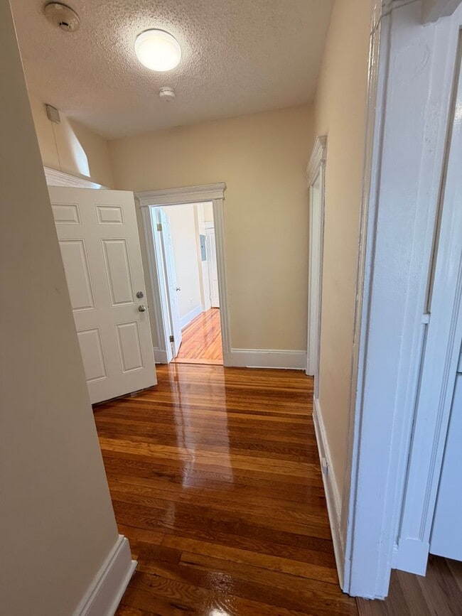 Building Photo - Mission Hill 2 Bed – Modern Kitchen & Bath – Parking Available – 9/1