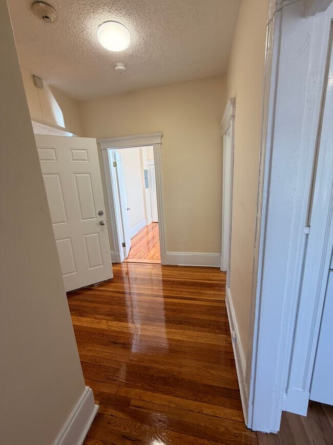 Foto del edificio - Mission Hill 2 Bed – Modern Kitchen & Bath – Parking Available – 9/1