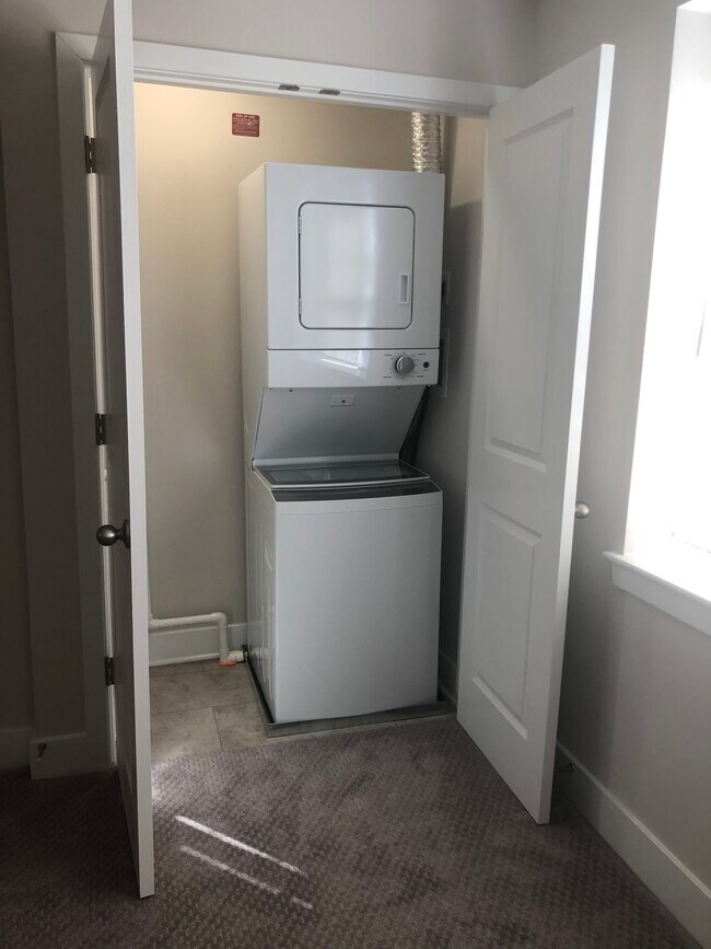 Building Photo - 304 8th St