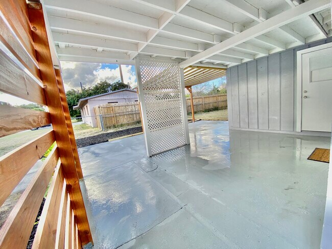 Building Photo - 782 Hillview Dr