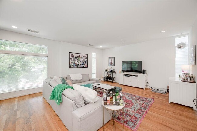 Foto del edificio - 708 E 45th St