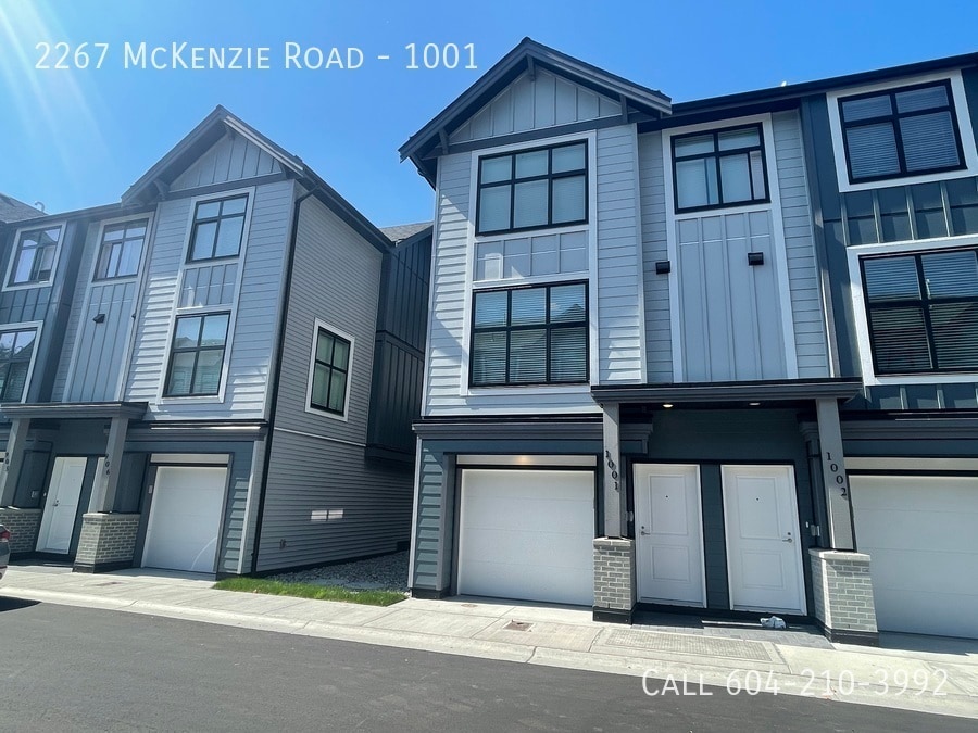 Primary Photo - 3 Bedroom Townhouse in McKenzie Mews!