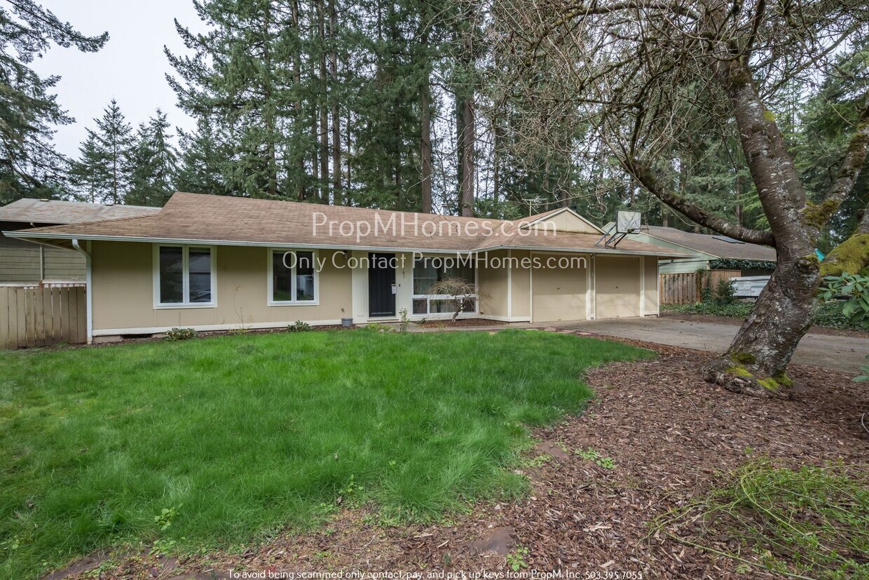Foto principal - Lake Oswego Three Bedroom Ranch Style Home On Large Lot!