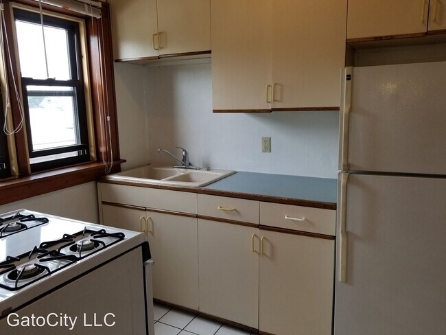 Building Photo - 5231 S Lake Dr
