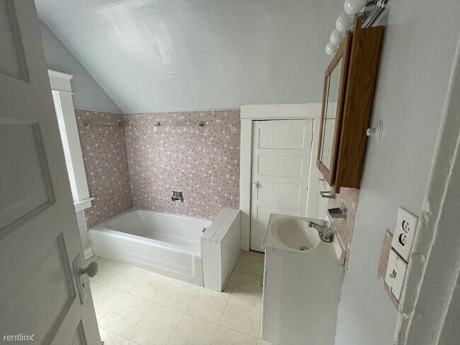 Building Photo - 3 br, 2 bath House - 924 W Hillsdale St