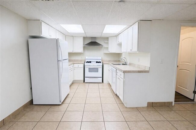 Foto del edificio - 220 Sandy Springs Pl NE