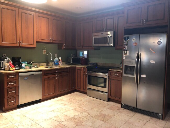 Foto del edificio - No Brokers Fee, In-Unit Washer and Dryer, Eat-in Kitchen, Stainless Steel Appliances, Porch