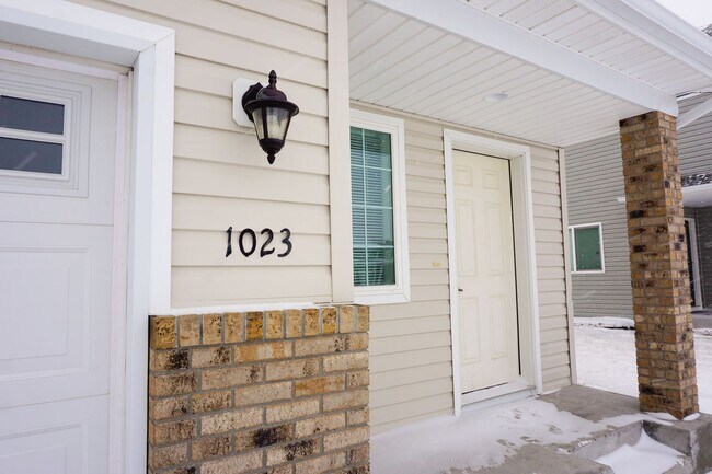 Foto del edificio - 3 Bed 2 Bath Twin Home