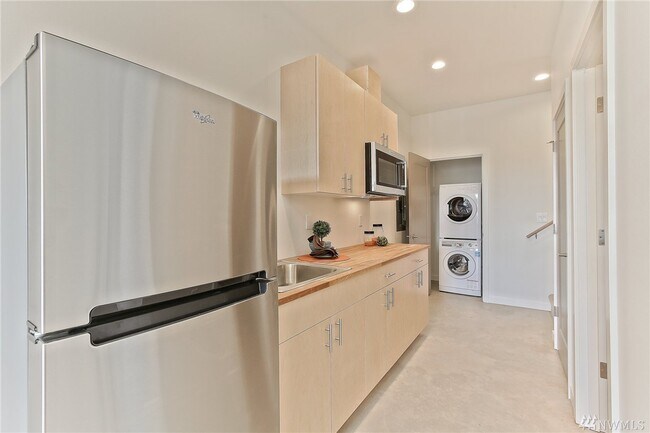 Building Photo - 4754 23rd Ave SW