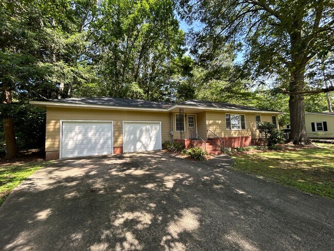 Building Photo - 3/1 House with a bonus room $995