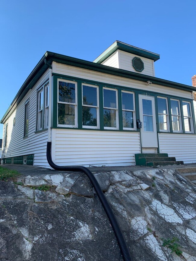 Building Photo - 2 bedroom Craftsman style Bungalow Rum Vil...