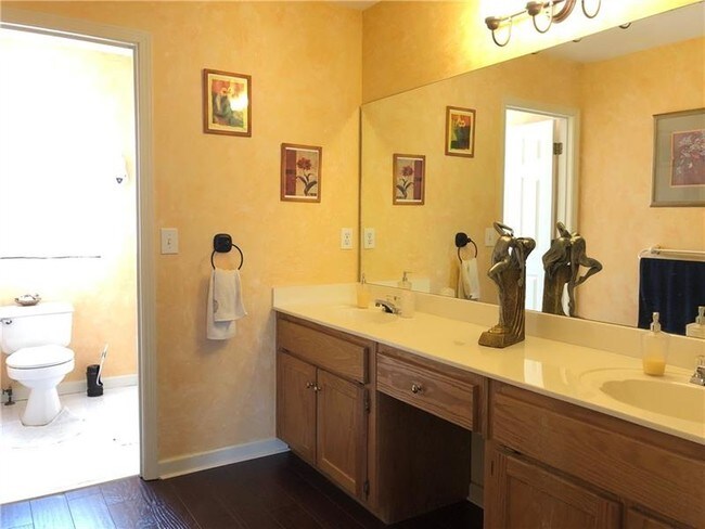 Foto del edificio - 605 Pine Terrace