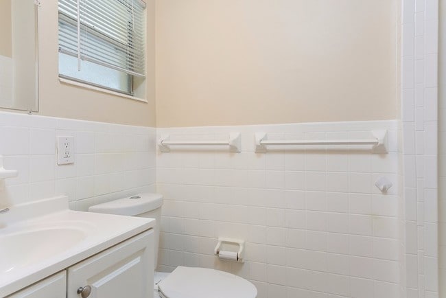 Building Photo - 1806 Dodge Cir N