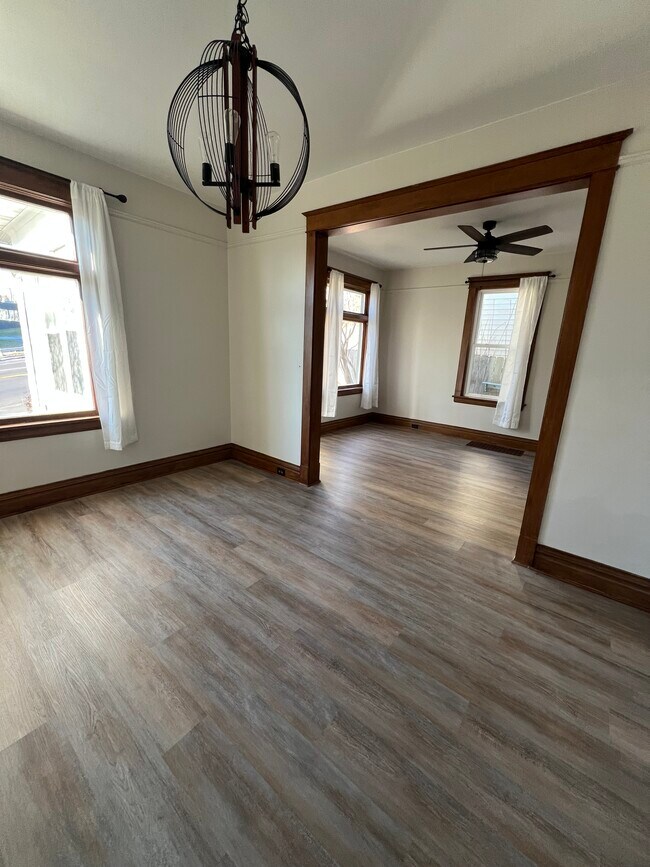 Comedor y sala de estar - 904 N 6th Ave E