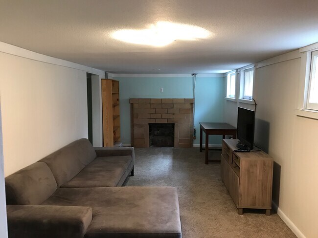 Sala de estar en la planta baja: ¡alfombra nueva y sofá incluido en el alquiler! - 3909 Perry Street