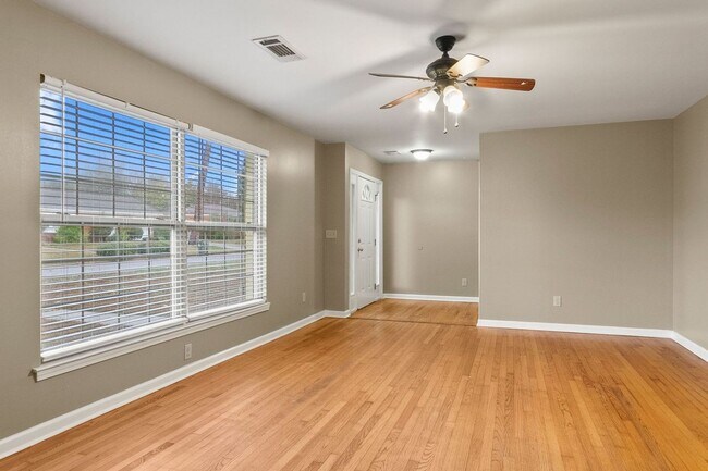 Foto del edificio - Spacious 3 Bedroom 3 Bath Available Now! Tour and Secure your Home today!