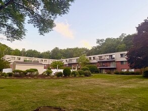 Building Photo - 573 Broad St