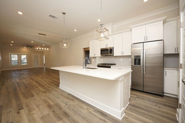Building Photo - Four Bedroom Home