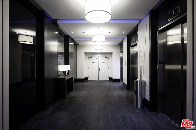 Building Photo - 1100 S Hope St