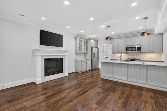 Building Photo - Bright Adams Morgan Condo with Den, Two Full Baths & In-Unit Laundry