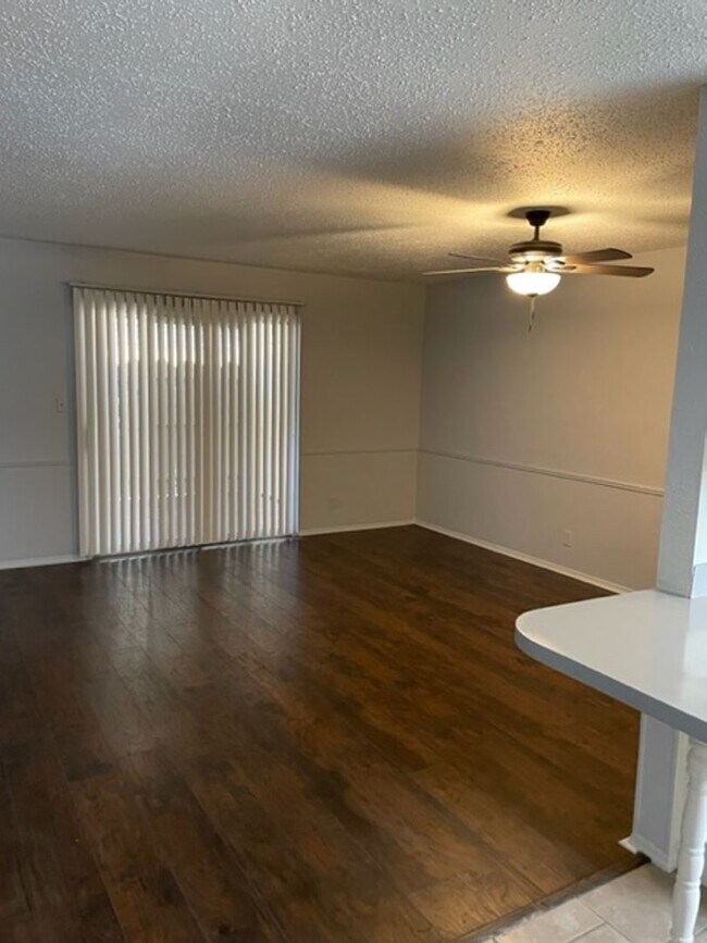 Foto del edificio - Stunning 3 Bed 2 Bath duplex