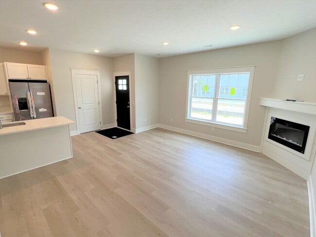 Foto del edificio - 4 Bed 2.5 Bath Townhome