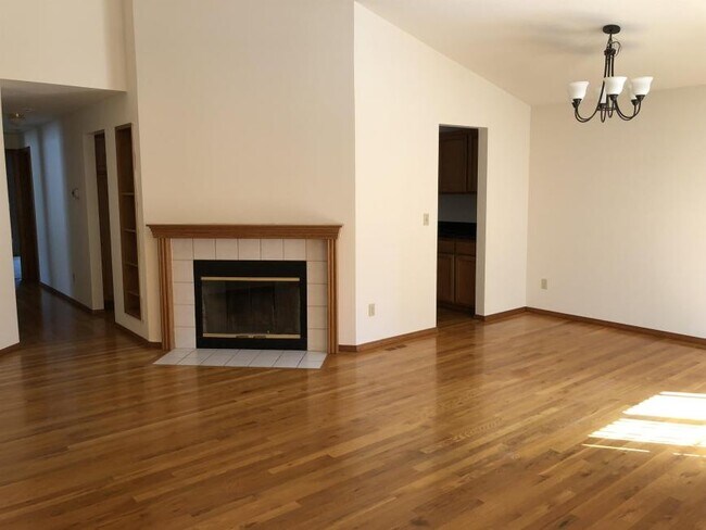 Building Photo - 5 bedroom in Seattle WA 98105